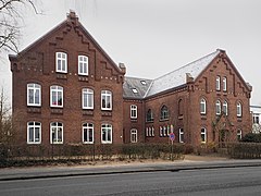 This is a photograph of an architectural monument. Johannes-Schwennesen-Schule - 53°41′24″N 9°43′23″E﻿ / ﻿Esinger Straße 102﻿ / 53.689981; 9.723171 - Baujahr: 1906