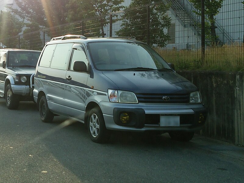 File:Toyota townacenoah fieldtourer f.jpg