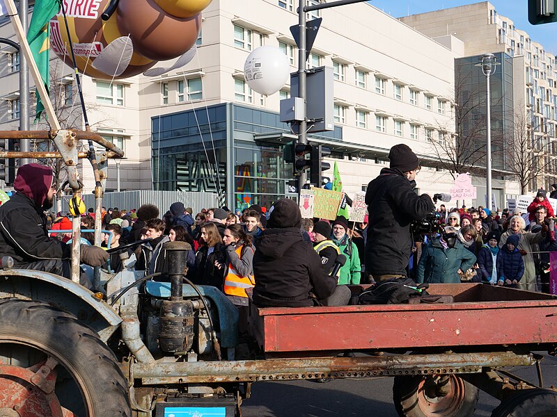 File:Tractor at the "Wir Haben Es Satt!" Demonstration 2019 78.jpg