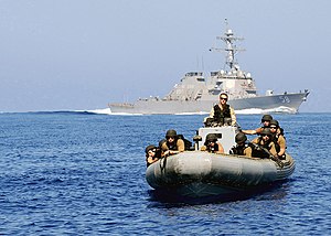 команда ВМС США з корабля Лабун проводить тренування для операції «Союзницький захисник»
