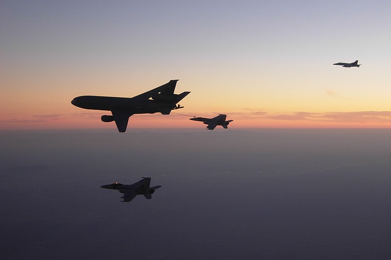 File:US Navy 091207-N-5781T-001 F-A-18F Super Hornets assigned to the Black Aces of Strike Fighter Squadron (VFA) 41 and F-A-18E Super Hornets assigned to the Tophatters of VFA-14 refuel from an Air Force KC-10 Extender tanker aircr.jpg