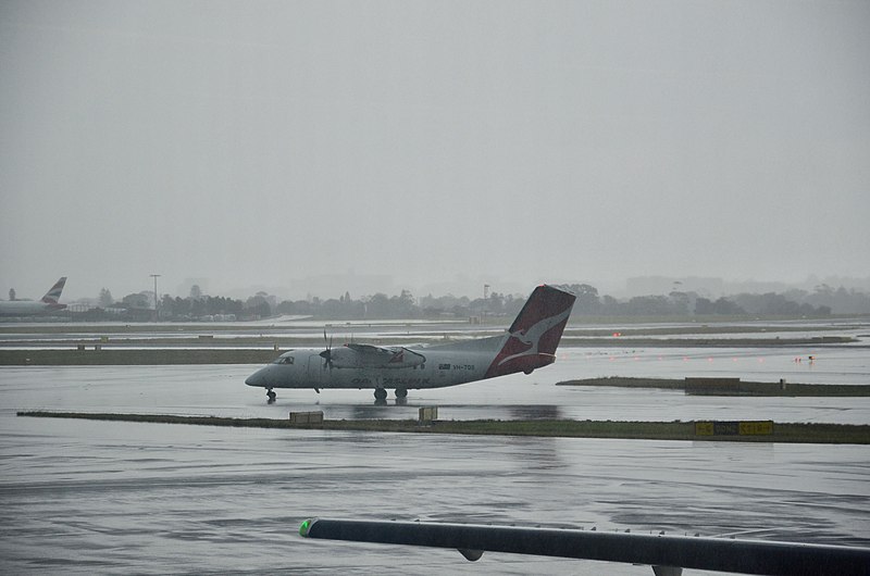 File:VH TQS taxiing at Sydney Airport.jpg