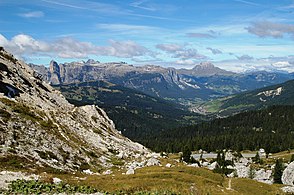 O vale de San Cassiano, vale lateral do val Badia, desde o passo de Valparola.