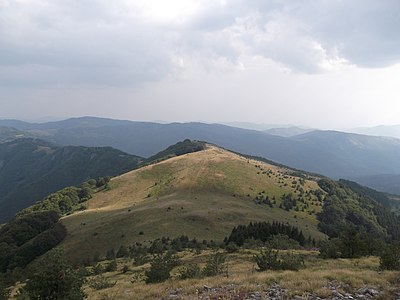 Местността Ветрен и връх Лиляка в центъра