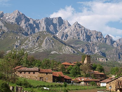 Vue générale de Mogrovejo au pied du Massif d'Ándara.