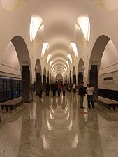 Vestíbulo de la estación el día de la inauguración de la estación