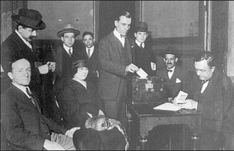 Voters vote in the 1924 elections. A lack of defining isuues, and the prevailing acrimony between pro and anti-Yrigoyen UCR factions drove turnout to the lowest in post-reform Argentine electoral history. Votantes-1924.jpg