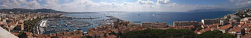 Vue panoramique de Cannes le long de la baie depuis le Suquet.