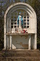 Statue présentée dans une niche, Notre-Dame, Reine des Martyrs.