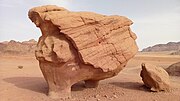 Миниатюра для Файл:Wadi Rum - skała zwana Kurczakiem.jpg