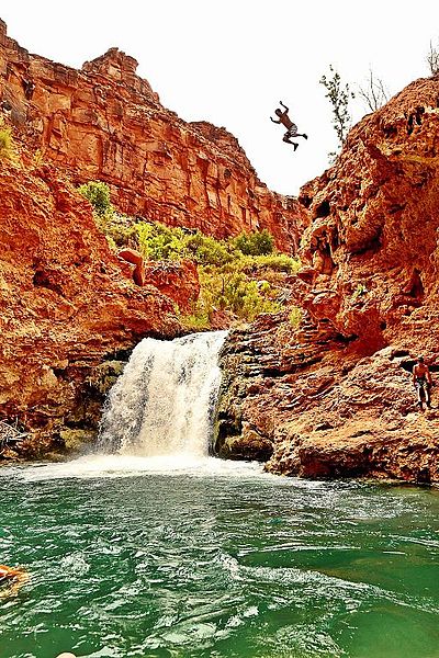 File:Waterfall located between Lower Navajo Falls and Havasu Falls.jpg