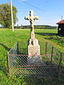 Čeština: Kříž v Radošově, okr. Třebíč. English: Wayside cross in Radošov, Třebíč District.