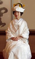 結婚式で「白無垢」と呼ばれる和服を着て「角隠し（つのかくし）」を頭につけた日本人女性（2004年6月）