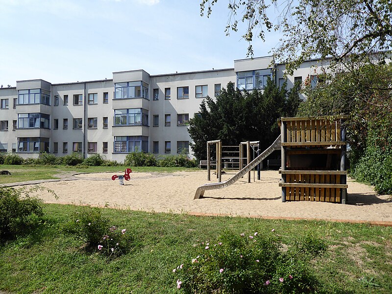 File:Weiße Stadt Emmentaler Straße Spielplatz.jpg