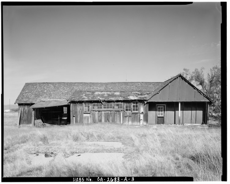 File:West side, facing east. - Camp Tulelake, Mess Hall, West Side of Hill Road, 2 miles South of State Highway 161, Tulelake, Siskiyou County, CA HABS CAL,47-TULE.V,1A-3.tif