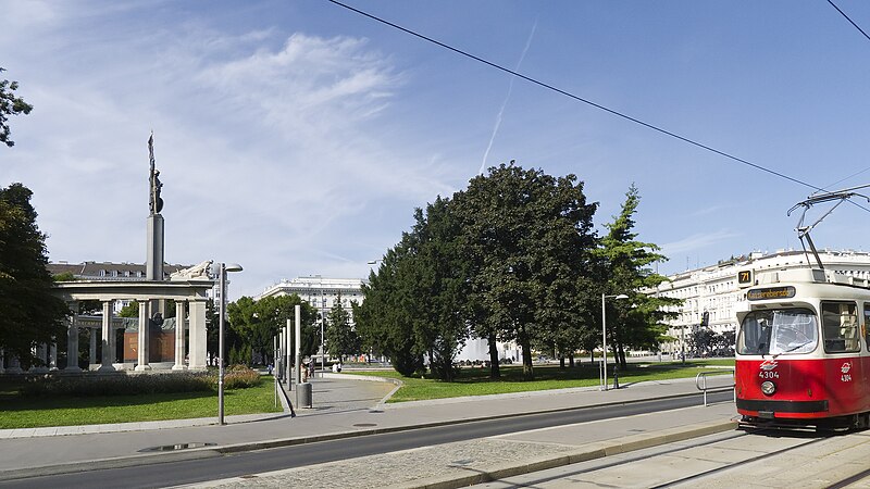 File:Wien Linie 71 03 Am Heumarkt a.jpg