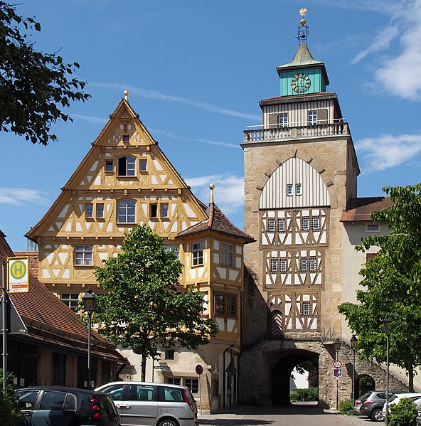 File:Wimpelinhaus und Oberes Tor Markgröningen 2105.jpg