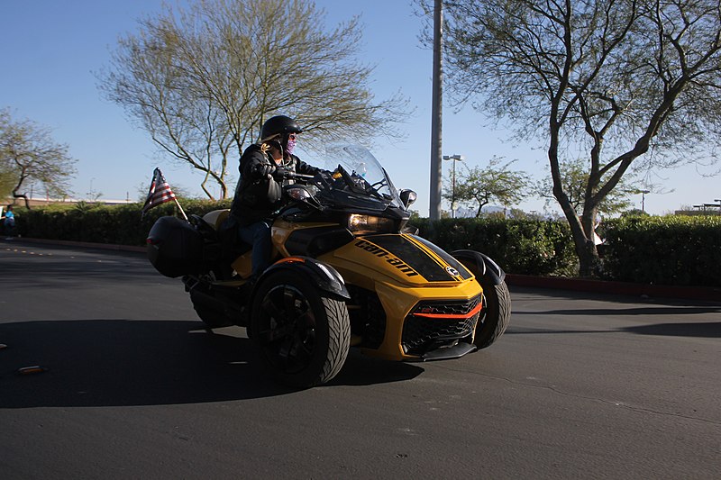 File:Woman on yellow Can-Am Spyder - Las Vegas Ride for Kids 2019.jpg