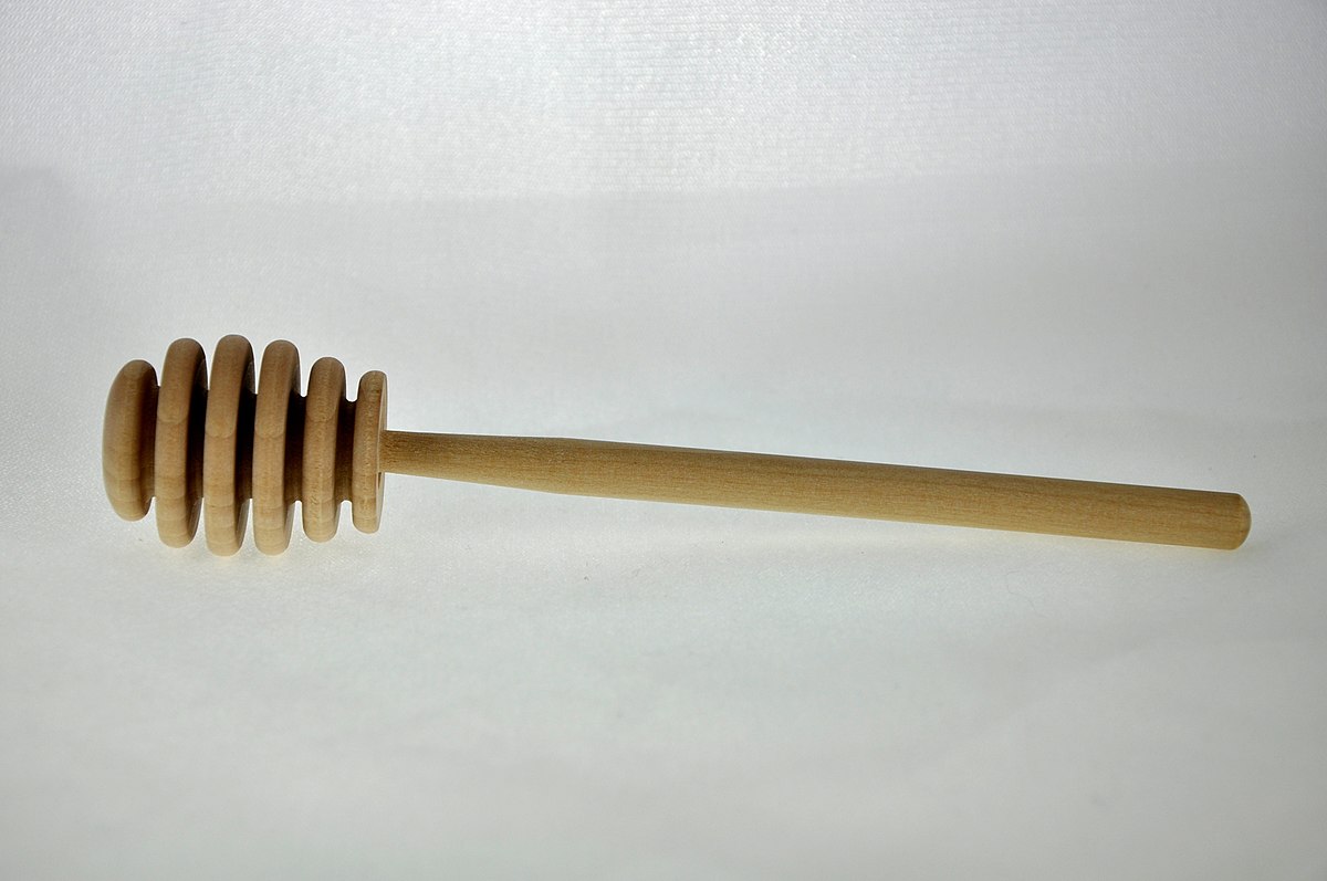 1200px-Wooden_honey_dipper_%285536641494%29.jpg