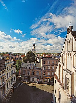 Utsikt fra protestantisk kirke til rådhus