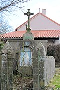 La cruz de Brunetterie es una cruz de fundición maciza colocada sobre una base, en cuyo nicho se encuentra una estatuilla de la Virgen rodeada por un muro bajo.