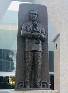 Yuri Knorosov monument in Mérida, Yucatán (cropped).jpg