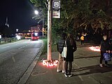 Čeština: Svíčky na autobusové zastávce Zochova v Bratislavě večer 4. října 2022. English: Candles at Zochova B bus stop in Bratislava, Slovakia in the evening of October 4, 2022.