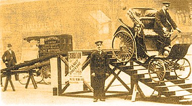 Presentación del Benz Velo en Londres, 1898