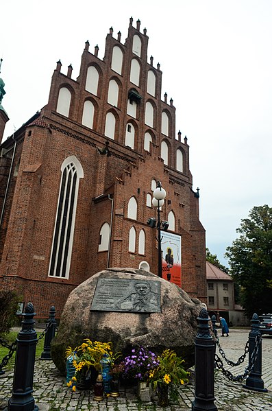 File:Żary, Kościół p.w. Najśw. Serca Pana Jezusa, kamień przed kościołem.jpg