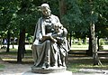 Escultura Madre con un niño en el parque de Natasha