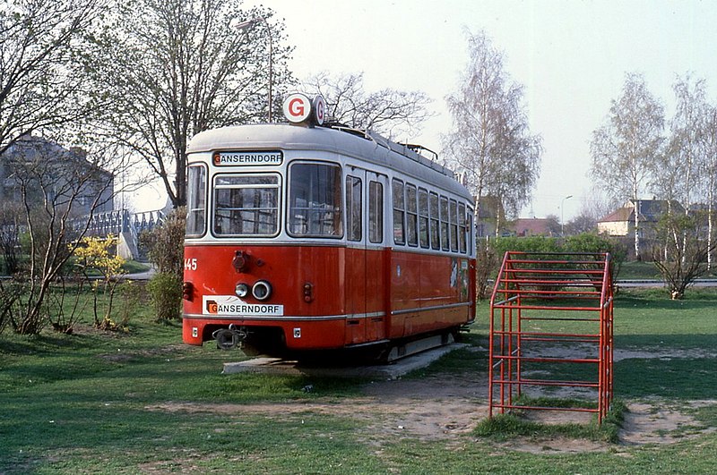 File:086L10170482 Spielplatz in Gänserndorf, Strassenbahn Typ T2 445.jpg