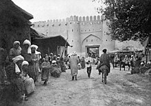City of Carjew in Russian Turkestan, 1890 1. Chardzhui (bukharskie vladeniia). U gorodskikh vorot.jpg