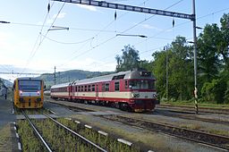 Vlaky z Děčína hl.n. do Ústí n.L.-Střekov (vlevo) a z Liberce do Ústí n.L. hl.n. přes Děčín hl.n. (vpravo) se setkají ve stanici Děčín východ horní nádr.