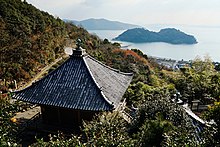 妙見寺観音堂と生島（兵庫県赤穂市坂越）