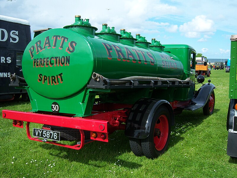 800px-1934_Ford_BB_(VY_5876)_tanker_lorr