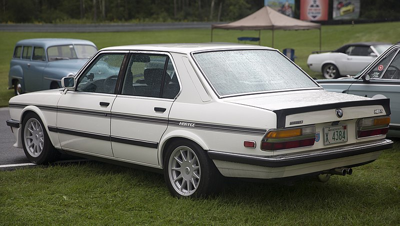 File:1985 BMW "Hartge H5S" in Alpinweiss, rear left.jpg