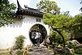Puerta Luna en el jardín de la Pareja de Jubilados (Ou Yuan) en los jardines clásicos de Suzhou.