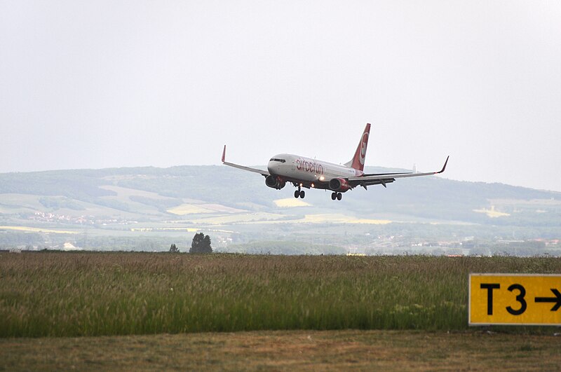 File:2011-05-19-flughafen-erfurt-by-RalfR-08.jpg