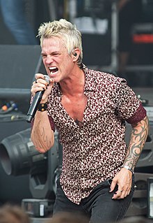 Gutt performing with Stone Temple Pilots at Hellfest 2019