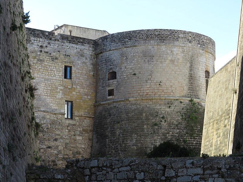 File:236 Castello Aragonese (Otranto), torre nord, des de la Porta a Mare.jpg