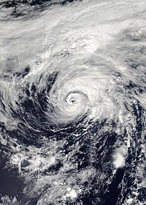 Спутниковый снимок неклассифицированного тропического или субтропического циклона возле международной линии перемены дат 2 сентября.