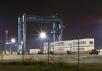 Carga de trenes de contenedores de dos pisos en la terminal APM de Portsmouth en Virginia.