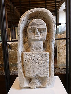 Stèle funéraire gallo-romaine trouvée en 1956 à Sougères-sur-Sinotte (abbaye Saint-Germain d'Auxerre)