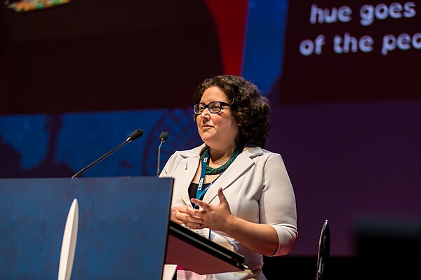 Abigail Nussbaum accepting the award in 2017.