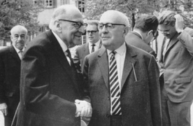 Intelectuales de la Escuela de Frankfurt: Max Horkheimer (izquierda), Theodor Adorno (derecha) y Jürgen Habermas (al fondo), en Heidelberg (1965).