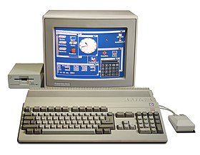 Amiga 500 mit RGB-Monitor 1084S, Maus und externem Diskettenlaufwerk A1010. Auf dem Bildschirm ist die Workbench zu sehen.