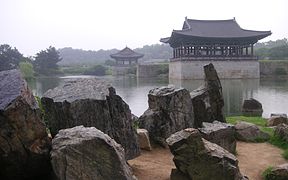 Lago Anap de frente para o palácio Banwolseong