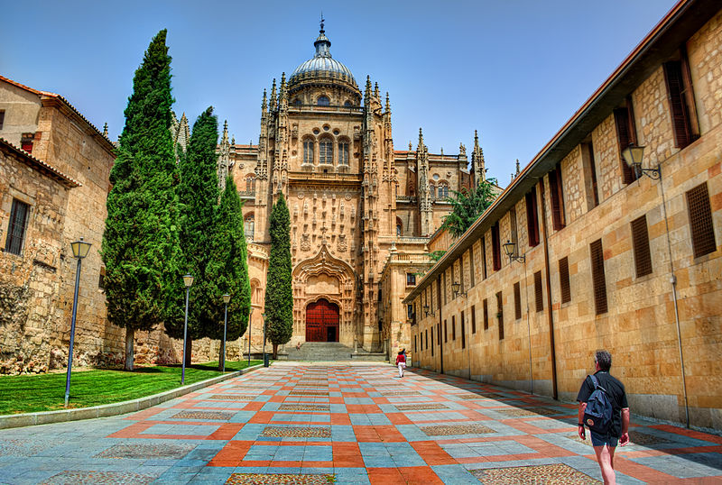 File:Approaching the cathedral via patio chico.jpg