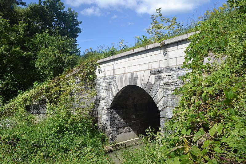 File:Aqueduc de la Rivière-Saint-Pierre - 2.jpg