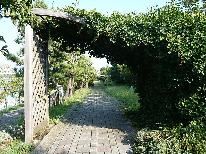 File:Ariake West Pier Park 2.jpg